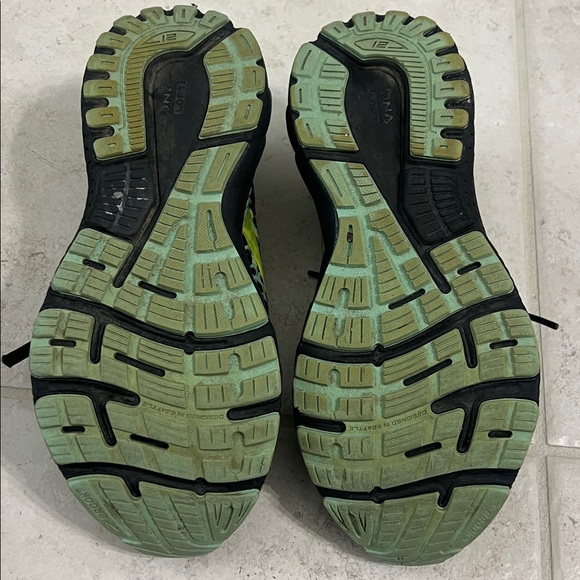 Brooks Adrenaline 21 Sneakers with Leopard Print - Green and Black 8 - Picture 7 of 12